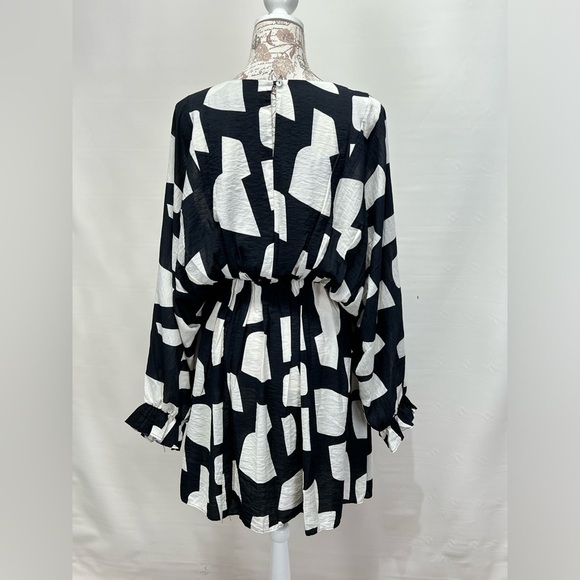 🛍️CES FEMME Black abstract print bat wing dress size M. - Picture 4 of 13